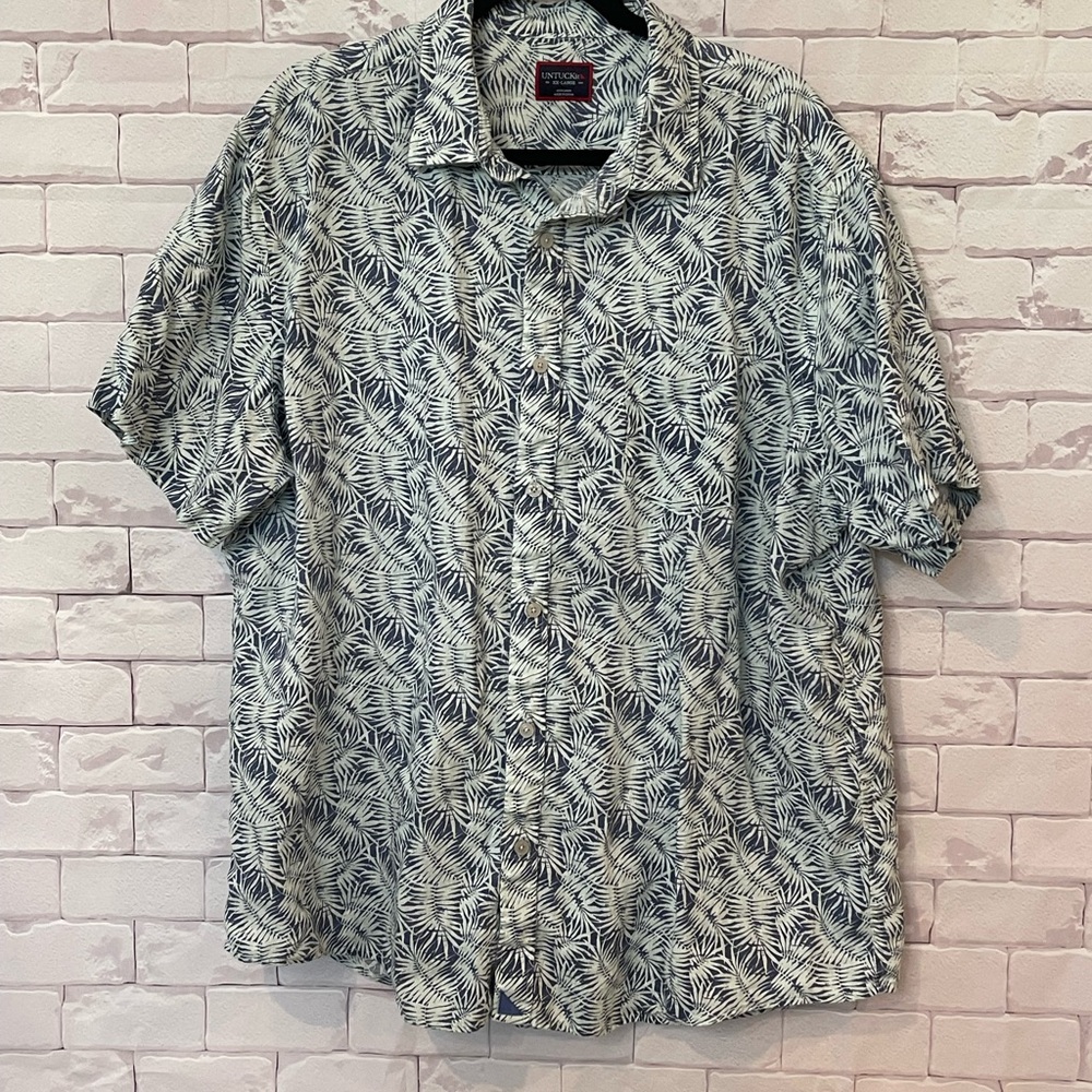 UNTUCKit Men's Blue and‎ White Leaf Print Shirt